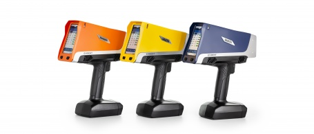 Vanta手持式XRF分析仪 大幅提高现场和实验室的检测效率 使用Vanta手持式XRF荧光分析仪可在任何地点立即识别材料及其化学成分。 Vanta系列利用智能云连接技术提供快速、准确的元素分析和材料辨别。  我们的下一代Vanta手持式XRF分析仪（Vanta Max和Vanta Core）将Vanta系列的卓越精度、速度和耐用性与改进的人体工程学设计、精简的界面和增强的连接性相结合，提高了工作效率。  Vanta Core Vanta Max 强大的分析能力 可靠的分析 矿业勘探 矿物分析 土壤检测 环境分析